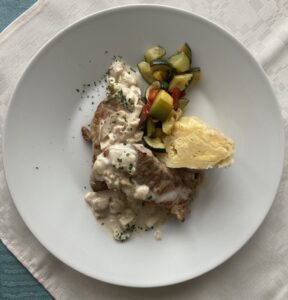 naravni zrezki s prilogo